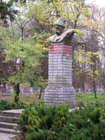 Памятник Т.Г.Шевченко в центральном парке. Увеличить...  (фото 2007г.)