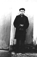 Саша Сивцов (7д-класс) фотосессия во дворе школы. Увеличить...(фото 1963г.)