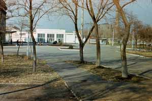 Центральна прохідна заводу, сліва - контора.  Збільшити...(фото 1976р.)