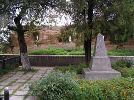 Тут похоронены 960 советских граждан - жертв фашистского террора 1941-1943г.  Увеличить...  ( фото 2007г.)