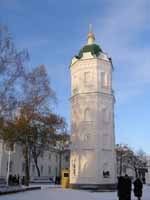 Стара дзвіниця біля Похвальної церкви.  Збільшити...(фото 2006р.)