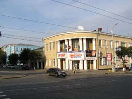 Кинотеатр им. Коцюбинского (ул. Соборная, 68).  Увеличить...  (фото 2007г.)