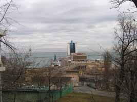 Вид на морвокзал с Приморского бульвара.  Увеличить...(фото 2007р.)